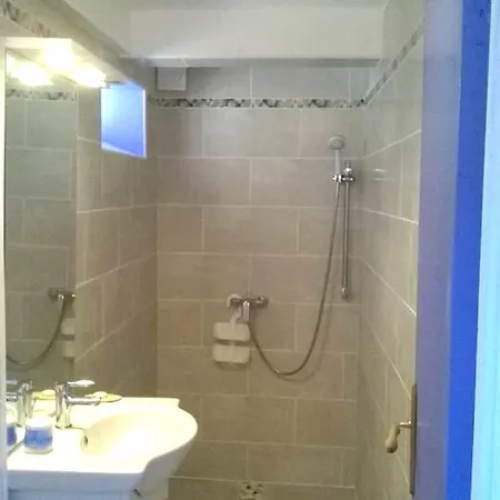 Maison Avec Jardin A Villeneuve-de-berg, Piscine Partagee *
